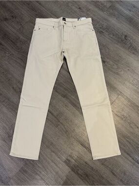Hugo Boss Slim Straight Jeans in Cream